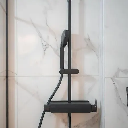 White & Luxe In Kolonaki Apartment *