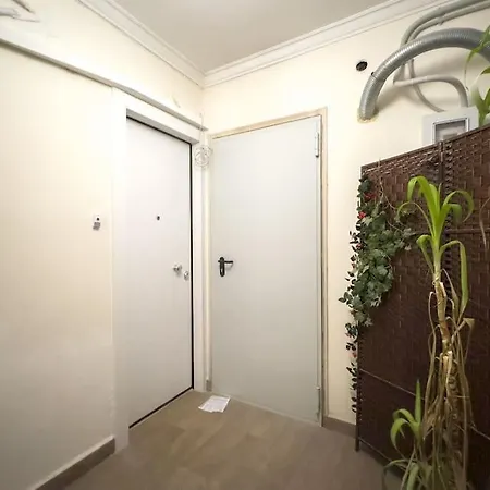 White & Luxe In Kolonaki Apartment