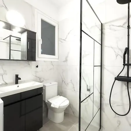 White & Luxe In Kolonaki Apartment *
