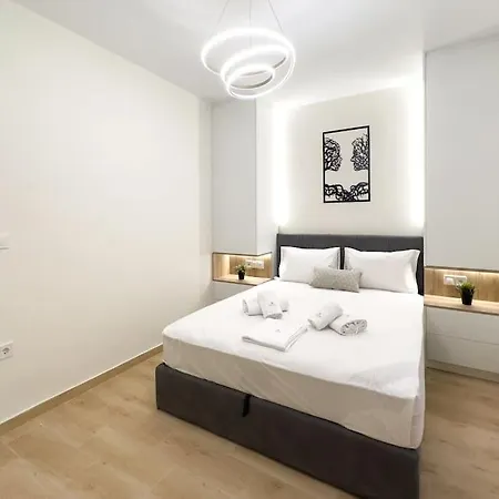 White & Luxe In Kolonaki Apartment *