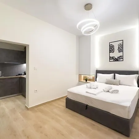 White & Luxe In Kolonaki Apartment *